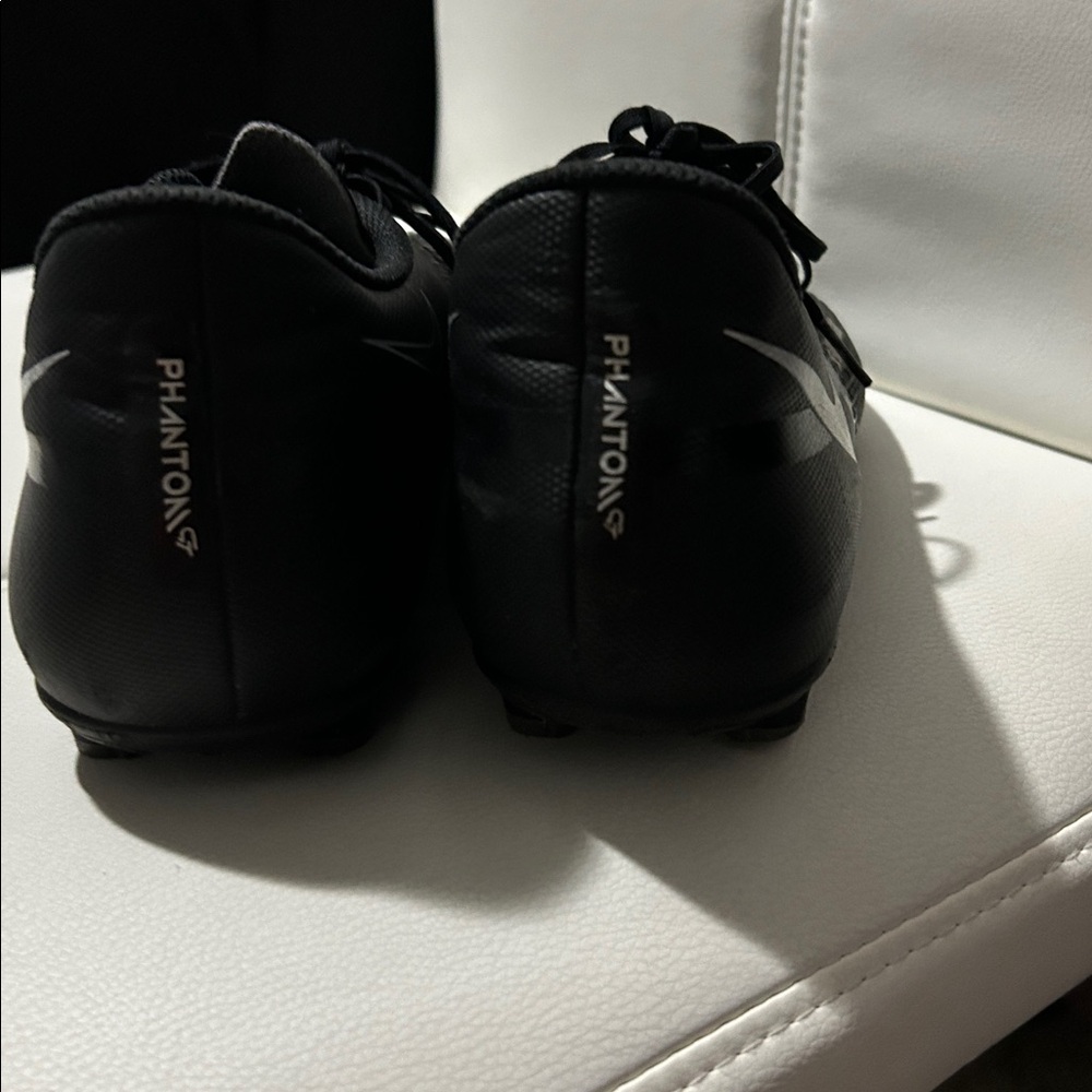 Nike Black and White Sneakers - Picture 6 of 6